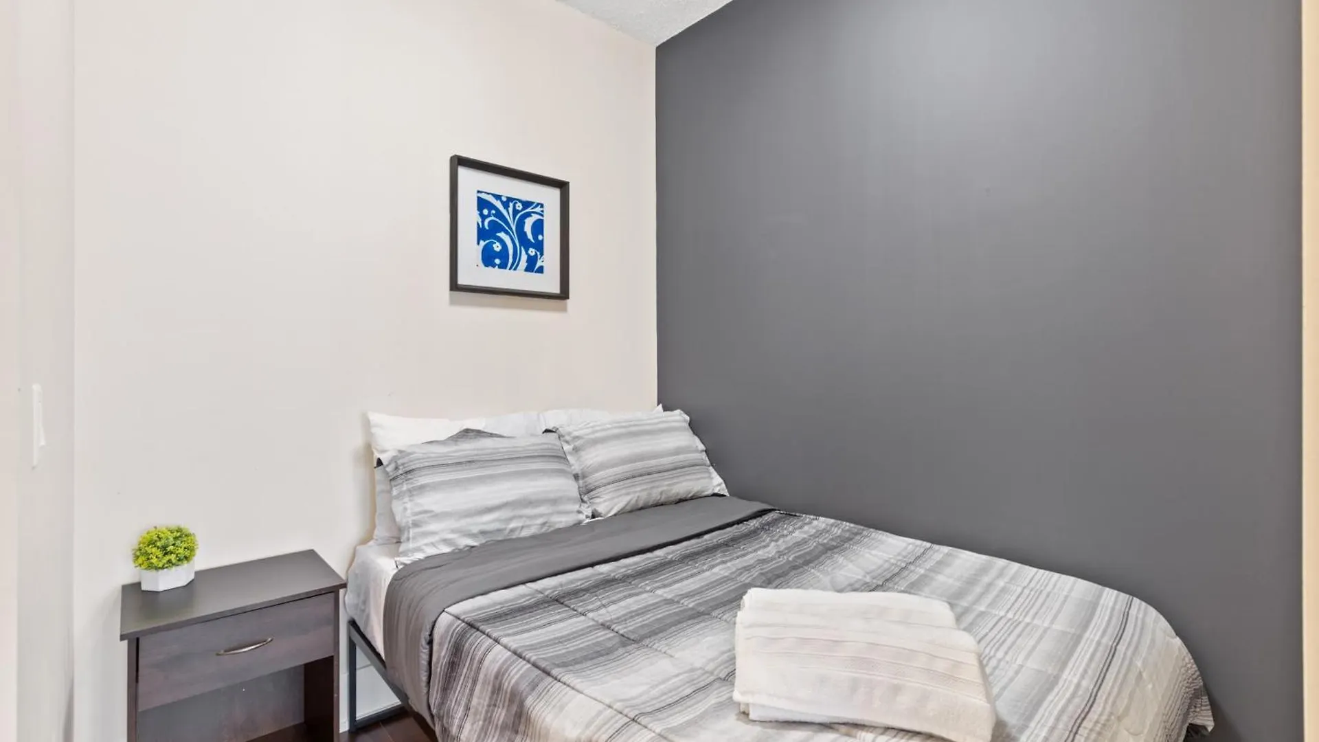 2 Bed 2 Bath Cn-Tower And Lakeviews- Parking Toronto Canada