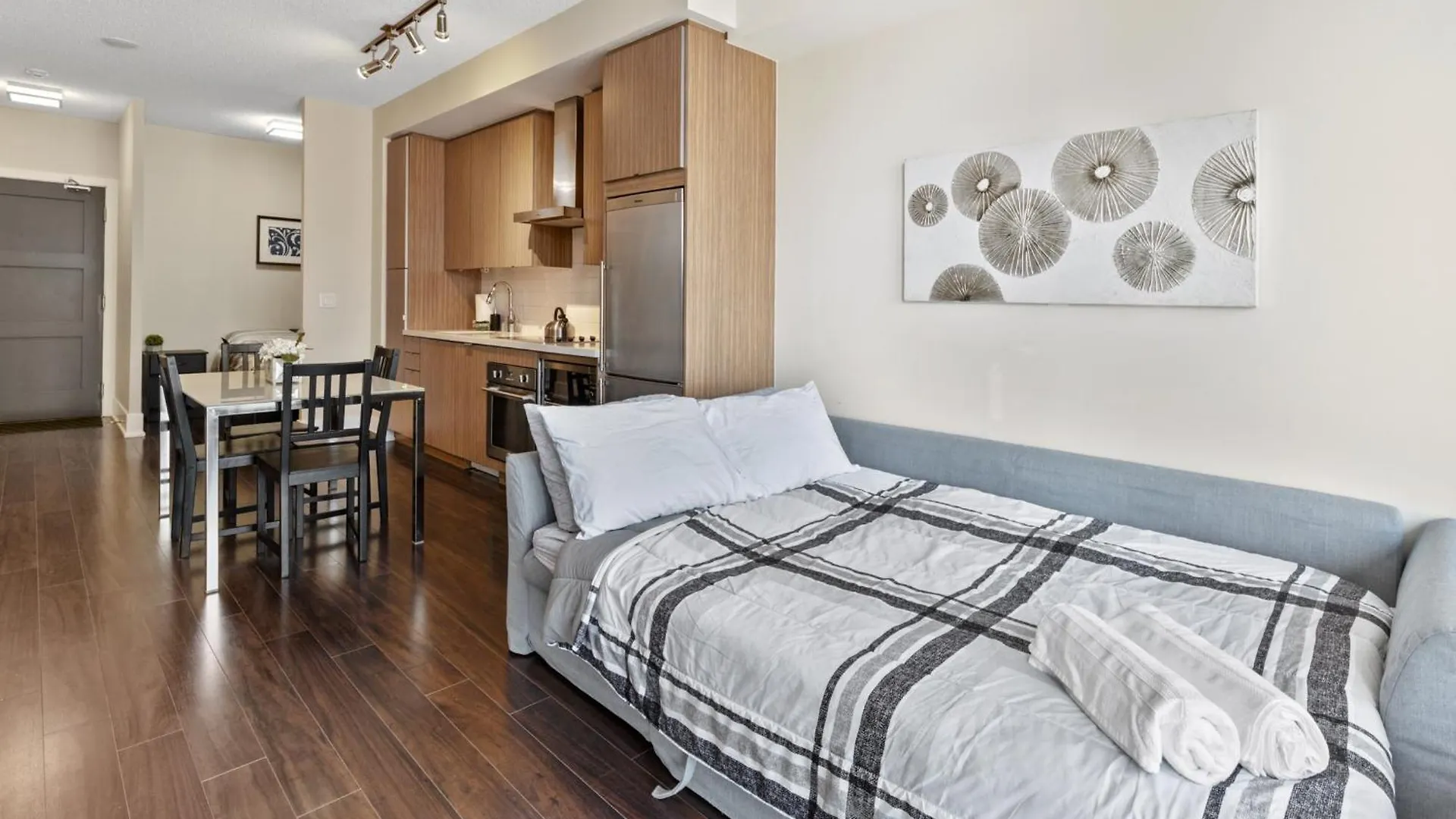 2 Bed 2 Bath Cn-Tower And Lakeviews- Parking Toronto 0*,  Canada