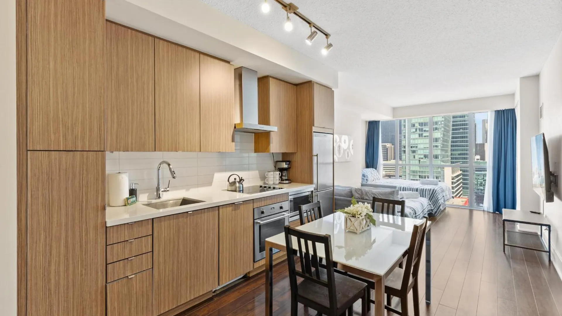 2 Bed 2 Bath Cn-Tower And Lakeviews- Parking Toronto Apartment