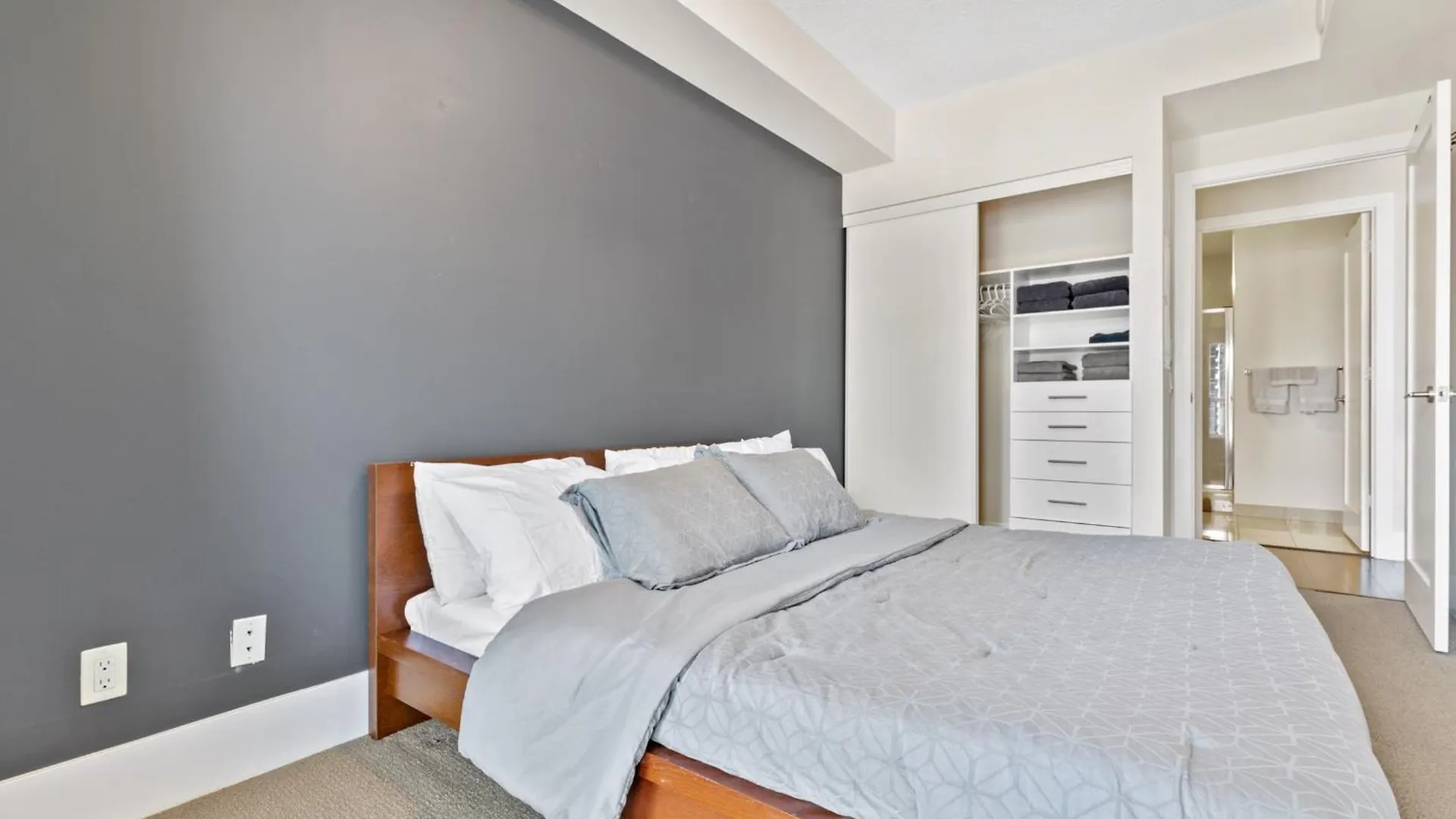 2 Bed 2 Bath Cn-Tower And Lakeviews- Parking Toronto 0*,